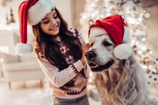 Flicka med hund på nyårsafton — Stockfoto
