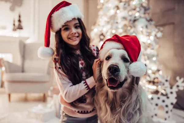 Flicka med hund på nyårsafton — Stockfoto