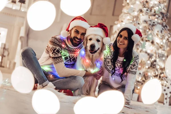 Paar mit Hund an Silvester — Stockfoto