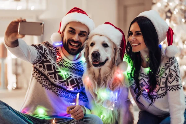 Par med hund på nyårsafton — Stockfoto