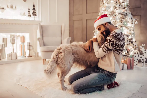 Mann mit Hund an Silvester — Stockfoto
