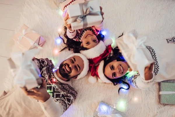 Familjen på nyårsafton — Stockfoto