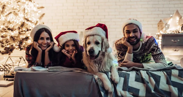 Familie mit Hund an Silvester — Stockfoto