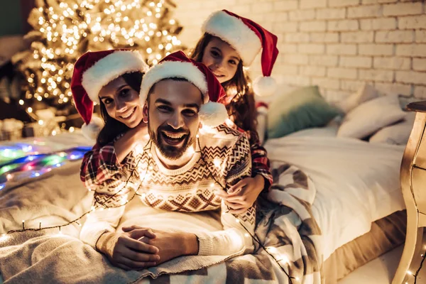 Familjen på nyårsafton — Stockfoto