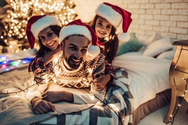 Familjen på nyårsafton — Stockfoto