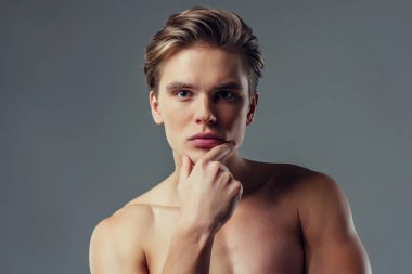 yakışıklı bir adam gri arka plan üzerinde