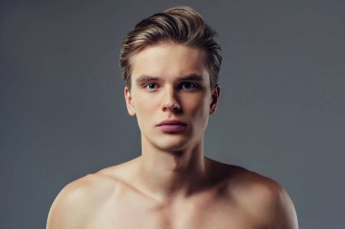 yakışıklı bir adam gri arka plan üzerinde