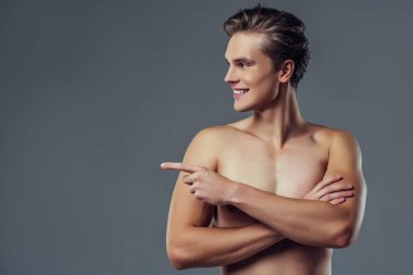 yakışıklı bir adam gri arka plan üzerinde