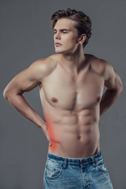 yakışıklı bir adam gri arka plan üzerinde