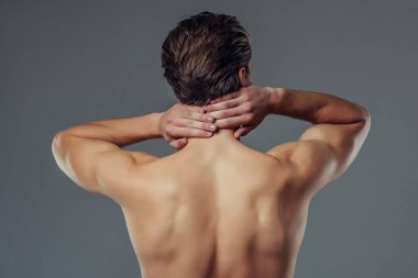 yakışıklı bir adam gri arka plan üzerinde