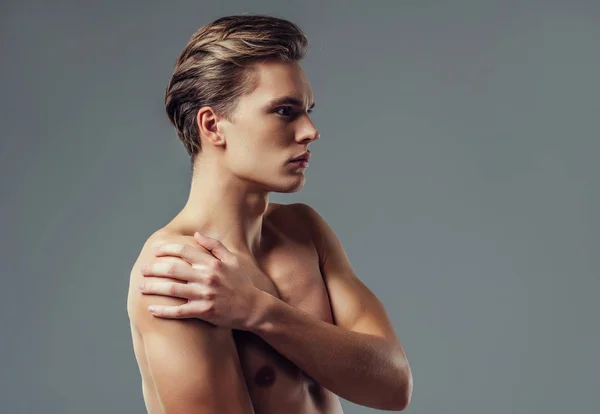 Hombre guapo sobre fondo gris — Foto de Stock