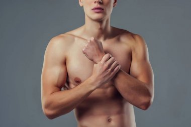 yakışıklı bir adam gri arka plan üzerinde