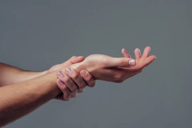 yakışıklı bir adam gri arka plan üzerinde