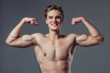 yakışıklı bir adam gri arka plan üzerinde