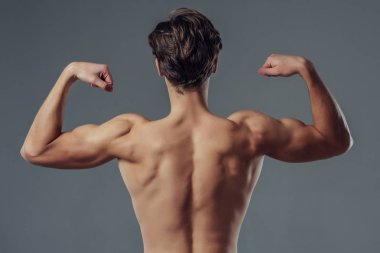 yakışıklı bir adam gri arka plan üzerinde