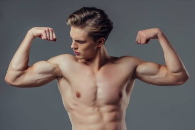 yakışıklı bir adam gri arka plan üzerinde