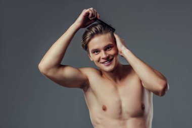 yakışıklı bir adam gri arka plan üzerinde