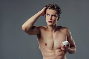 yakışıklı bir adam gri arka plan üzerinde