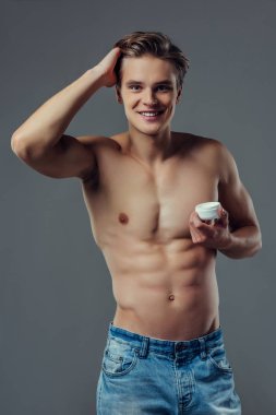 yakışıklı bir adam gri arka plan üzerinde