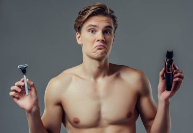 yakışıklı bir adam gri arka plan üzerinde