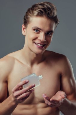 yakışıklı bir adam gri arka plan üzerinde