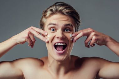 yakışıklı bir adam gri arka plan üzerinde