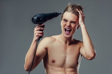 yakışıklı bir adam gri arka plan üzerinde