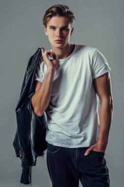 yakışıklı bir adam gri arka plan üzerinde