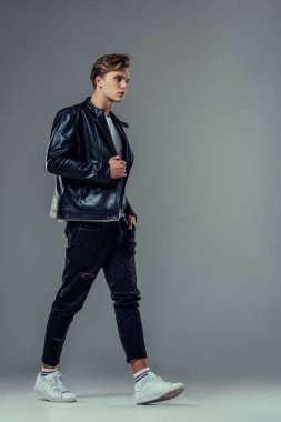 yakışıklı bir adam gri arka plan üzerinde