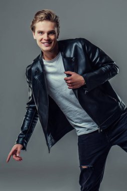 yakışıklı bir adam gri arka plan üzerinde