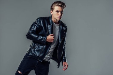 yakışıklı bir adam gri arka plan üzerinde