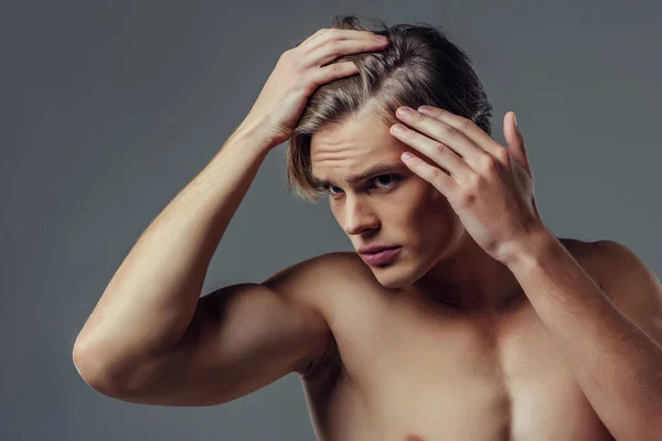 Hombre guapo sobre fondo gris — Foto de Stock