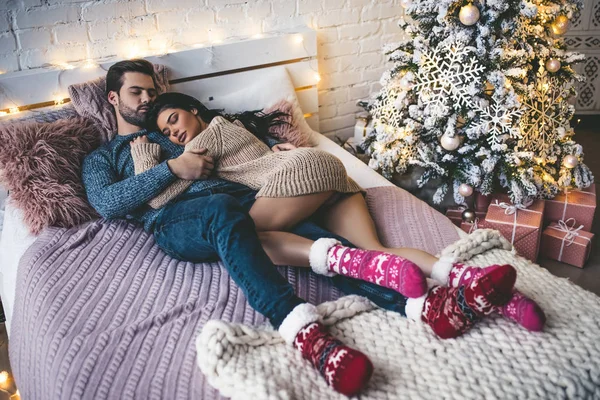 Pareja en la cama —  Fotos de Stock