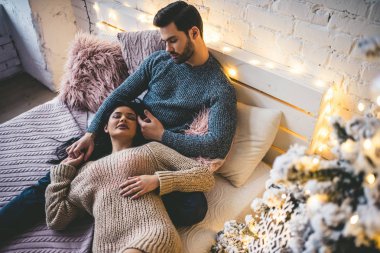 yatağın üzerine çift