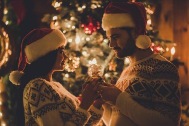 Çift evde yılbaşı kutlama