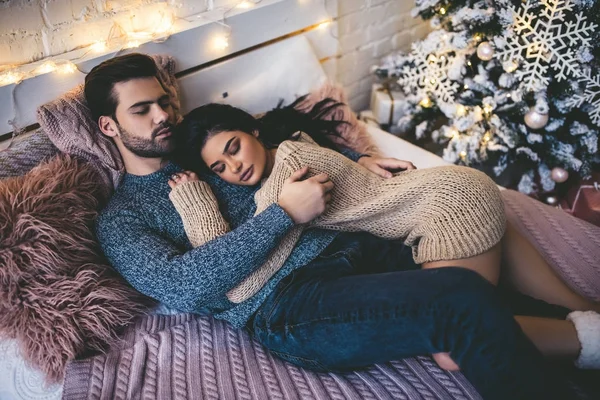 Paar auf dem Bett — Stockfoto