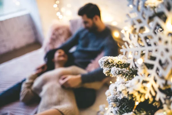 Paar auf dem Bett — Stockfoto