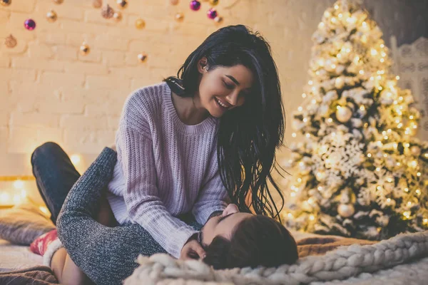 Paar auf dem Bett — Stockfoto