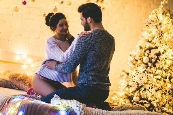 Paar auf dem Bett — Stockfoto