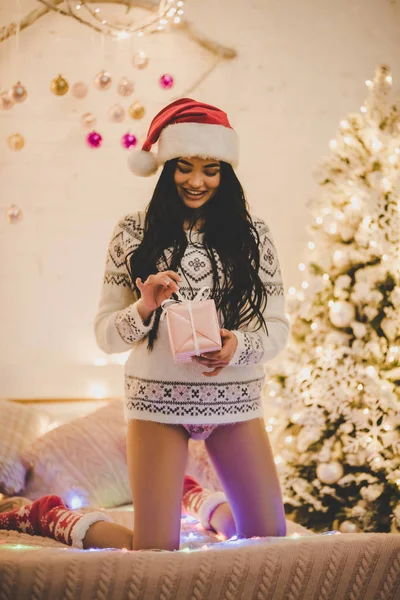 Jovem atraente celebrando Ano Novo em casa — Fotografia de Stock