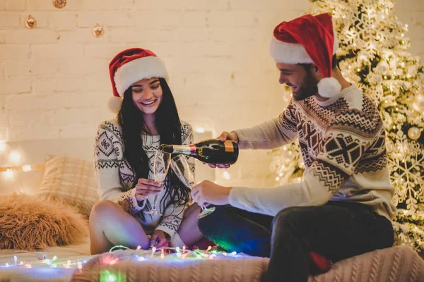 Paar feiert Neujahr zu Hause — Stockfoto