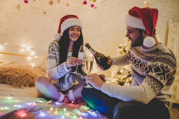 Paar feiert Neujahr zu Hause — Stockfoto
