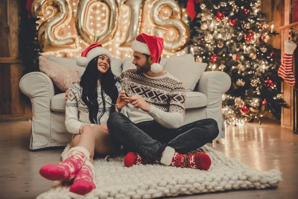 Par som firar nyår hemma — Stockfoto