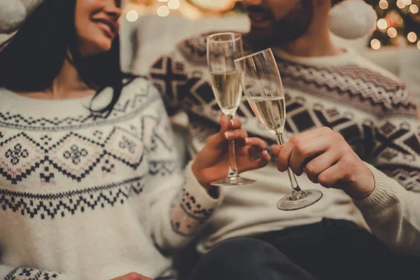 Par som firar nyår hemma — Stockfoto