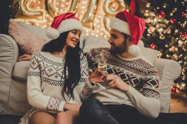 Paar feiert Neujahr zu Hause — Stockfoto