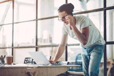 Modern ofis genç adam