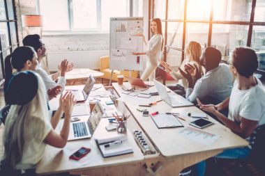 Modern Ofis çalışmalarında gençler