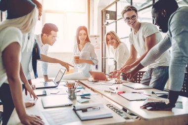 Modern Ofis çalışmalarında gençler