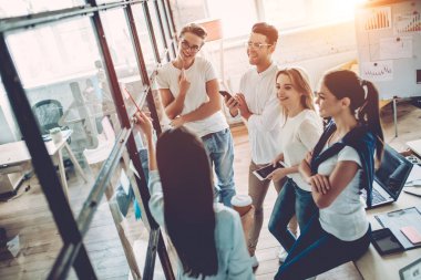 Modern Ofis çalışmalarında gençler