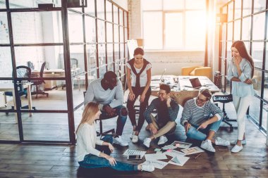 Modern Ofis çalışmalarında gençler